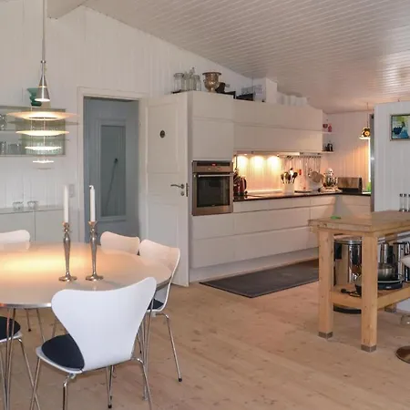 Three-bedroom Holiday In V *