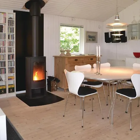 Ferienhaus Three-bedroom Holiday In V